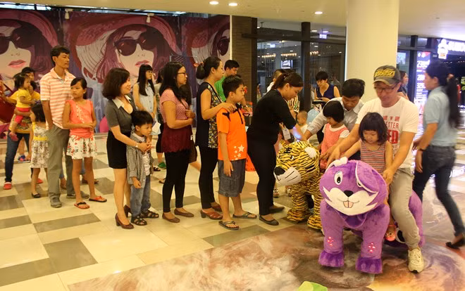 Khu vực trò chơi cũng có nhiều khuyến mại lớn thu hút khách hàng.