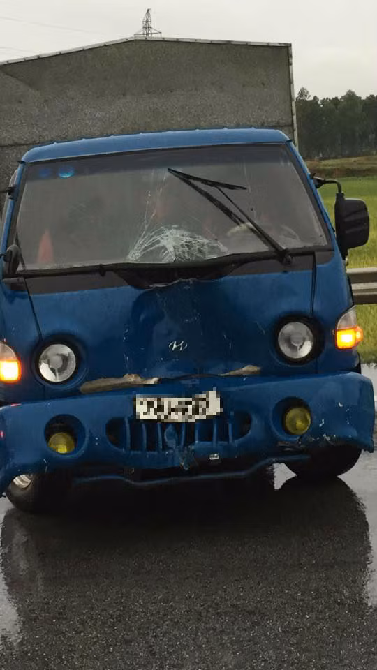 Ca si Nhat Tinh Anh gap tai nạn, xe tai tong manh-Hinh-2