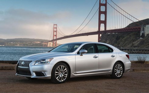 Lexus LS viết tắt từ Luxury Sedan là dòng xe sedan hạng sang. Phiên bản 2015 được trang bị hệ thống đèn trần xe sử dụng đèn LED, hệ thống kết nối USB với 2 khe cắm, kính chắn gió phía trước thay bằng vật liệu mới có độ cứng cao. LS460 có thể tăng tốc từ 0 lên 100 km/h trong vòng chưa đầy 5,5 giây - (Ảnh: Khai thác Internet)