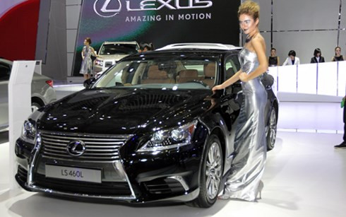 Chiếc xe Quang Lê gây tai nạn tại Sapa vừa qua, chiếc LS460, là một trong những mẫu sedan hạng sang cao cấp nhất của thương hiệu xe Nhật – Lexus bán tại Việt Nam. Giá của chiếc xe sang này trị giá gần 6 tỷ đồng - (Ảnh: Khai thác Internet) 