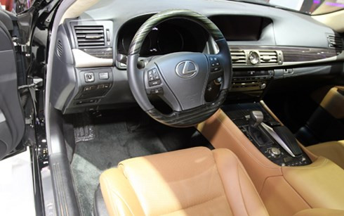 Lexus LS460 dựa trên ngôn ngữ thiết kế L-Finess mà hãng đã dày công nghiên cứu, sáng tạo và quảng bá suốt một thời gian dài. LS460 có những đường nét hoàn toàn khác so với đàn anh LS400 và LS430. LS460L mới có khả năng kết nối các thiết bị ngoại vi, điều khiển một số chức năng trên xe từ smartphone - (Ảnh: Khai thác Internet)
