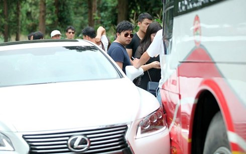 Chiếc xe “mới coóng” chở ca sĩ hải ngoại Quang Lê còn chưa đeo biển kiểm soát khi gây tai nạn trên tuyến đường đèo nối Lào Cai và Sapa ngày 25/6. Hàng chục khách hành hương trên xe may mắn thoát chết vì sau khi va chạm với xe chở Quang Lê, chiếc xe khách này đâm vào tảng đá lớn trên đường đèo và không bị rơi xuống vực - (Ảnh: Ảnh Kiên Nga/Otofun).