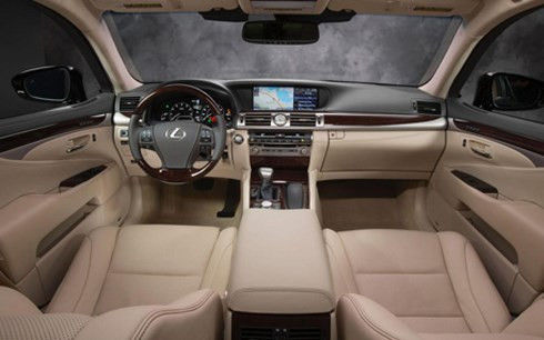 Mẫu sedan sang trọng với trục cơ sở kéo dài trang bị động cơ V8 với sức mạnh 382 mã lực được hãng xe Nhật Bản nâng cấp công nghệ bên trong khoang nội thất - (Ảnh: Khai thác Internet)