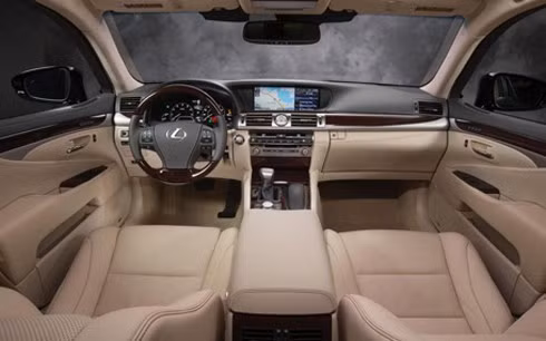 Mẫu sedan sang trọng với trục cơ sở kéo dài trang bị động cơ V8 với sức mạnh 382 mã lực được hãng xe Nhật Bản nâng cấp công nghệ bên trong khoang nội thất - (Ảnh: Khai thác Internet)