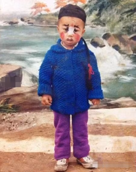 Thậm chí có nhiều trường hợp vì bố mẹ của chủ nhân bức ảnh quá mong mỏi có con gái nên đã biến những cậu bé thành những cô công chúa, đánh phấn tô son để chụp ảnh. 