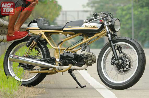 Đến nay, Win 100 vẫn rất được các dân chơi ưa chuộng và săn lùng. Nhiều bản độ đẹp của dòng xe này đã ra đời, nhận không ít sự ngưỡng mộ của cộng đồng Win 100 Việt. Ảnh: Honda Win 100 độ cafe racer.