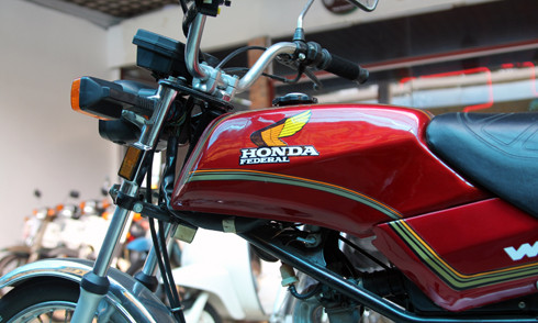 Xe có thiết kế khá cao với yên xe liền cùng bình xăng dung tích 8,5 lít.