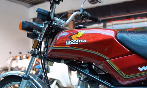 Xe có thiết kế khá cao với yên xe liền cùng bình xăng dung tích 8,5 lít.