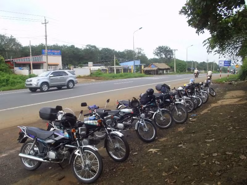 Win 100 có nhiều đời nhưng hình dáng không thay đổi, chủ yếu thay đổi về đèn pha, tem và màu sắc xe.