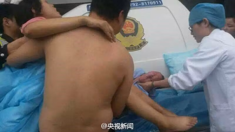 Canh sat do de cho dan ngay tren xe cong vu-Hinh-5