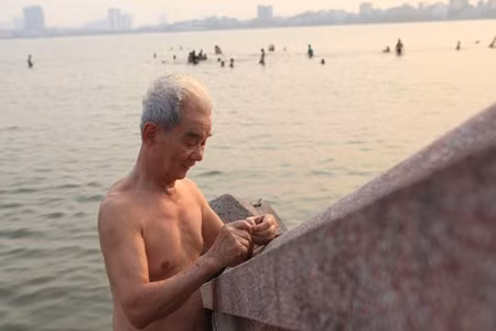 Ông Long cho biết, ông đã bơi ở đây được 20 năm. Các em nhỏ tắm xa bờ rất nguy hiểm, nhất là gặp những cơn gió xoáy.