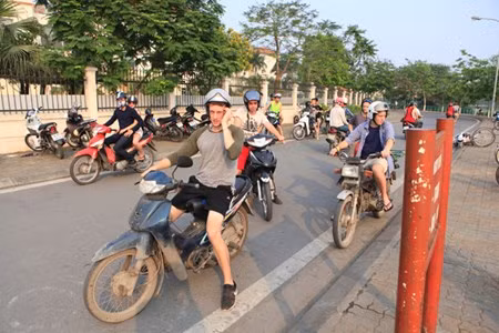 Du khách nước ngoài đi qua đây đứng lại xem.