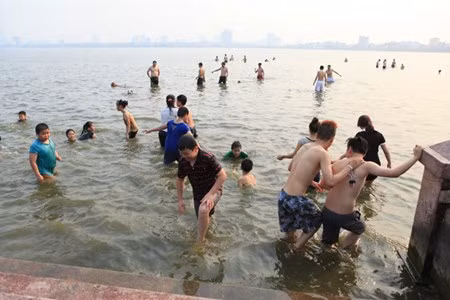 Ngay cả các em nữ cũng nhảy xuống tắm cùng với các bạn trai.