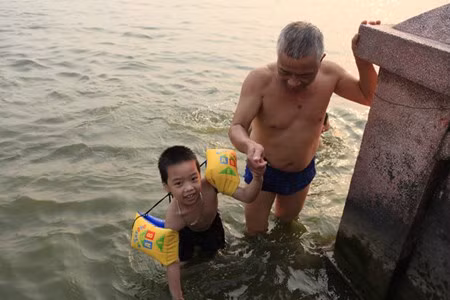 Em bé được gắn phao bơi vào người đề phòng tai nạn.