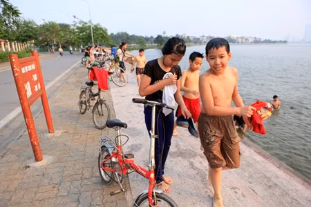 Một số em cho biết đã bơi ở đây được 2-3 lần rồi nên không sợ.