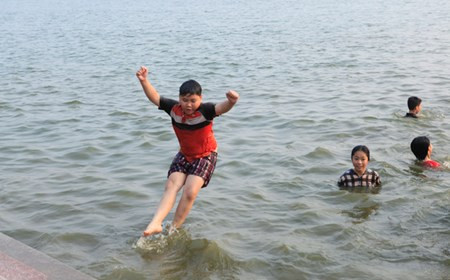 Canh rung minh tre Ha Noi lao xuong tam Ho Tay-Hinh-6