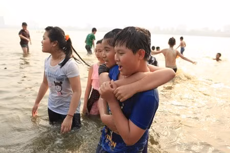 Theo chúng tôi chứng kiến, hầu hết các em đều không biết bơi nhưng vẫn đùa nghịch với nhau dưới nước.