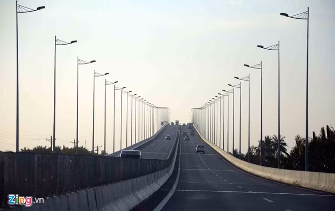 Hạng mục quan trọng nhất trên đoạn cao tốc này là cầu Long Thành bắc qua sông Đồng Nai dài 2,35 km, tĩnh không thông thuyền cao 30,5 m, đảm bảo phương tiện lưu thông với vận tốc tối đa 100 km/h. Hạng mục quan trọng nhất trên đoạn cao tốc này là cầu Long Thành bắc qua sông Đồng Nai dài 2,35 km, tĩnh không thông thuyền cao 30,5 m, đảm bảo phương tiện lưu thông với vận tốc tối đa 100 km/h.