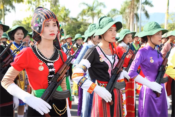 Các lực lượng luyện tập dưới trời nắng.