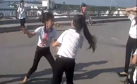 Bi liec deu, nu sinh hen nhau 