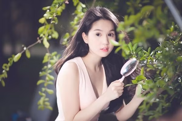 "Nữ hoàng nội y" Ngọc Trinh không chỉ khiến cho bao người mê mẩn với làn da trắng mịn không tỳ vết mà còn hút hồn người hâm mộ với đôi mắt đẹp tựa thiên thần.