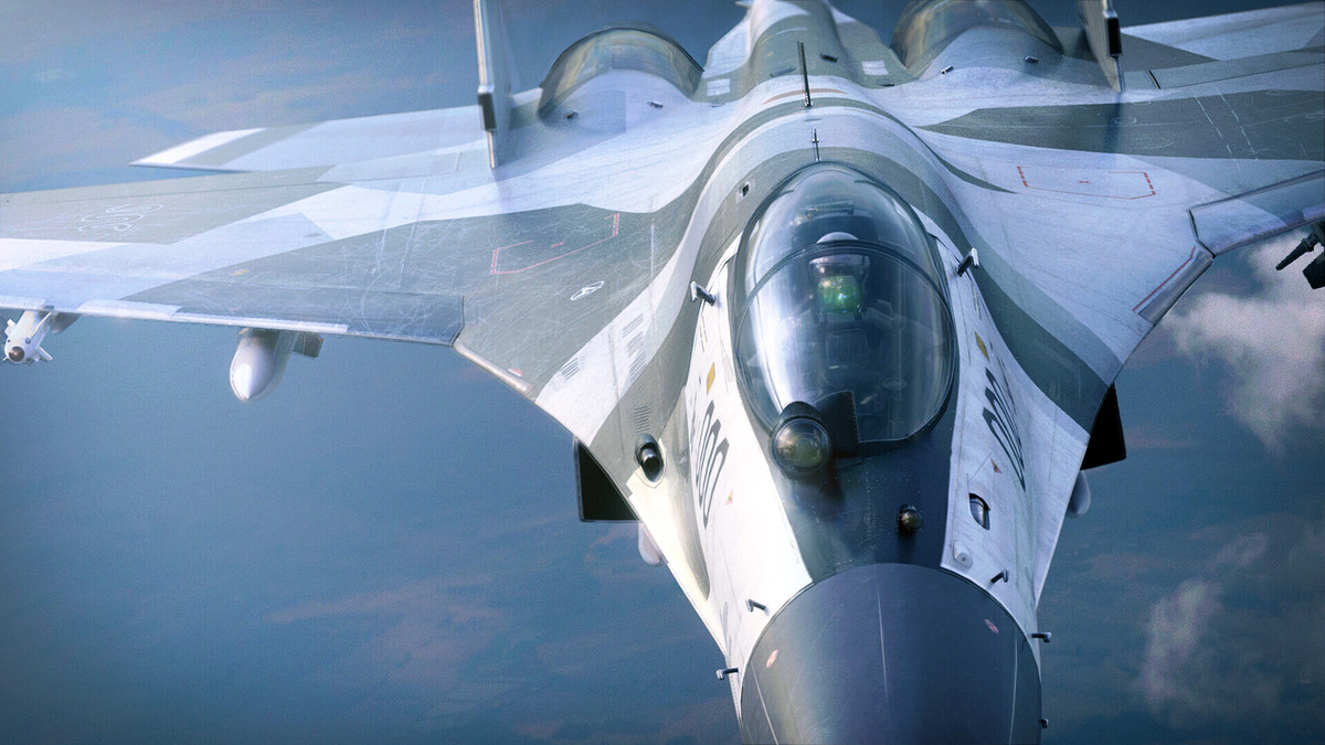 Tiêm kích Su-35 có thiết bị tìm kiếm và theo dõi mạnh là trở ngại khó vượt qua đối với các máy bay chiến đấu phương Tây. Các trang bị tổ hợp trinh sát quang-hồng ngoại hữu ích cho việc trinh sát, khiến chiếc tiêm kích Nga có thể phát hiện máy bay khác từ xa.