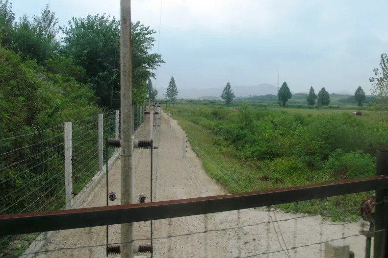 Đường phân giới quân sự giữa 2 miền bán đảo Triều Tiên. Khu DMZ được xây dọc theo tuyến ranh giới này.