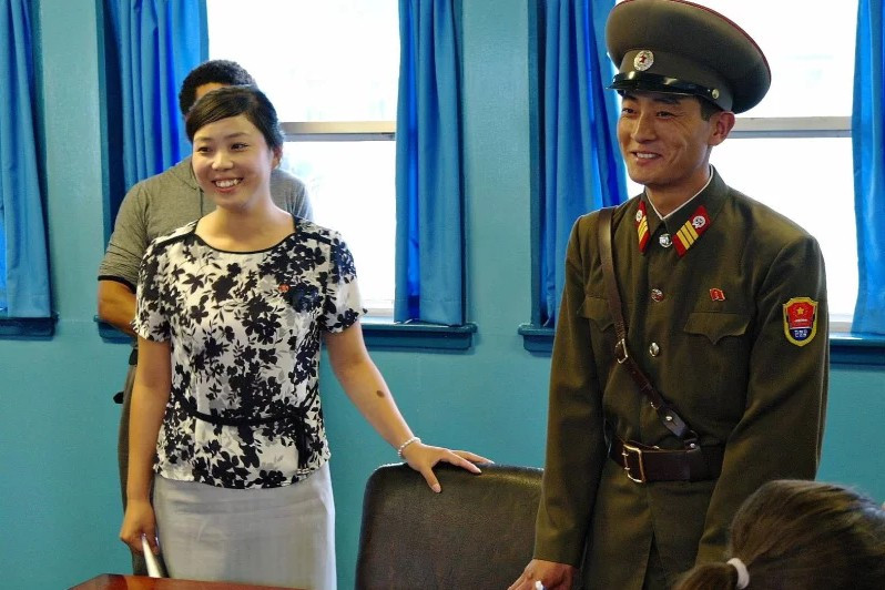 Các hướng dẫn viên Triều Tiên đang thuyết minh về lịch sử bên trong một nhà xanh ở lõi DMZ.