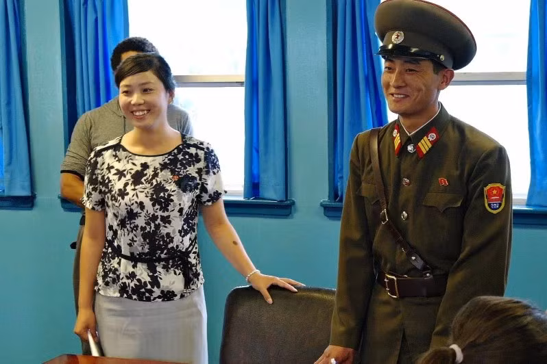 Các hướng dẫn viên Triều Tiên đang thuyết minh về lịch sử bên trong một nhà xanh ở lõi DMZ.