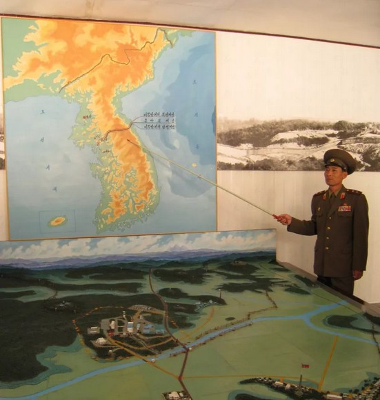 Hướng dẫn viên quân sự Triều Tiên giới thiệu về DMZ bằng bản đồ và sa bàn.