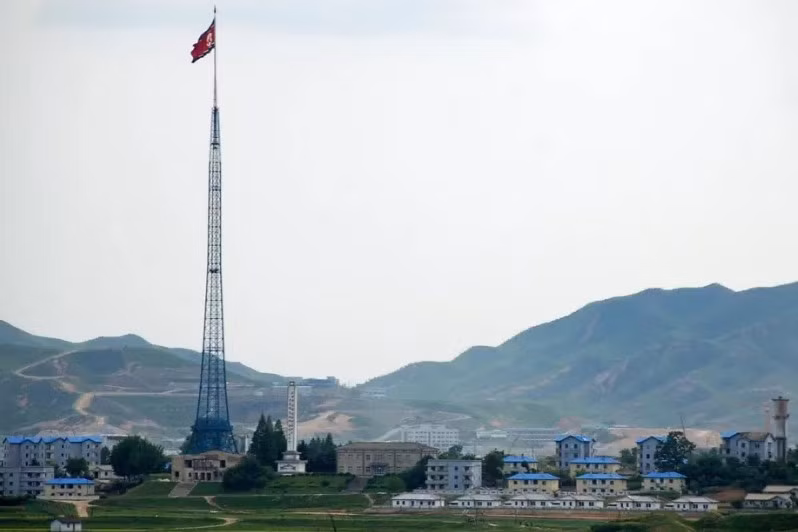 Cột cờ cao của Triều Tiên nằm sát đường phân giới quân sự.