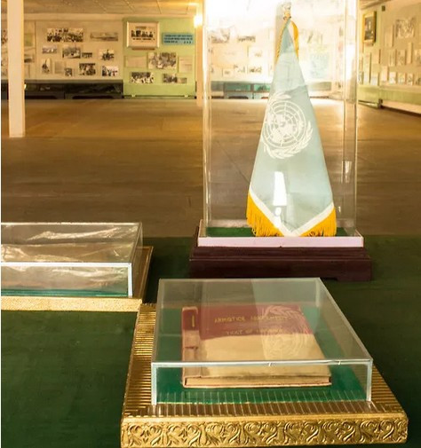 Lá cờ gốc của Liên Hợp Quốc được dùng vào thời điểm ký Hiệp đình Đình chiến tạm thời chấm dứt Chiến tranh Triều Tiên.