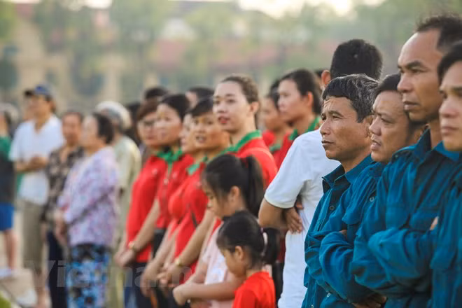 Giây phút chào cờ đã trôi qua nhưng vẫn nhiều người dân còn nán lại.