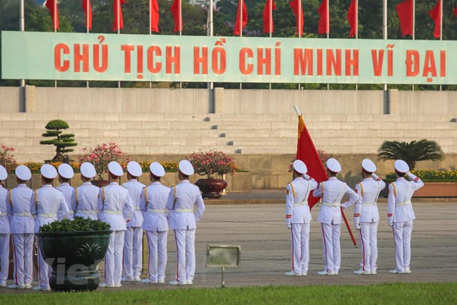 Thời điểm nghi lễ chào cờ được tiến hành, cả Quảng trường im phăng phắc, không gian như lắng lại, tất cả đang mong chờ giây phút chào cờ thiêng liêng trong ngày trọng đại của toàn dân tộc.