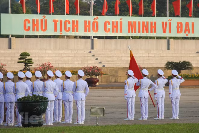 Thời điểm nghi lễ chào cờ được tiến hành, cả Quảng trường im phăng phắc, không gian như lắng lại, tất cả đang mong chờ giây phút chào cờ thiêng liêng trong ngày trọng đại của toàn dân tộc.