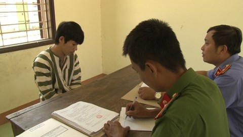 Lý do gây “sốc” khiến thanh niên 9X chém công an, đốt nhà bố mẹ Ly do gay “soc” khien thanh nien 9X chem cong an, dot nha bo me