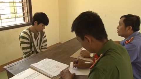 Ly do gay “soc” khien thanh nien 9X chem cong an, dot nha bo me