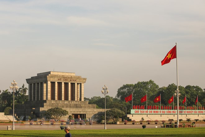 Với những người con của Thủ đô, nghi thức chào cờ mỗi buổi sáng tại Quảng trường Ba Đình như đã ăn sâu vào máu thịt.