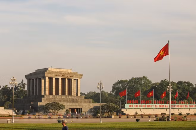 Với những người con của Thủ đô, nghi thức chào cờ mỗi buổi sáng tại Quảng trường Ba Đình như đã ăn sâu vào máu thịt.