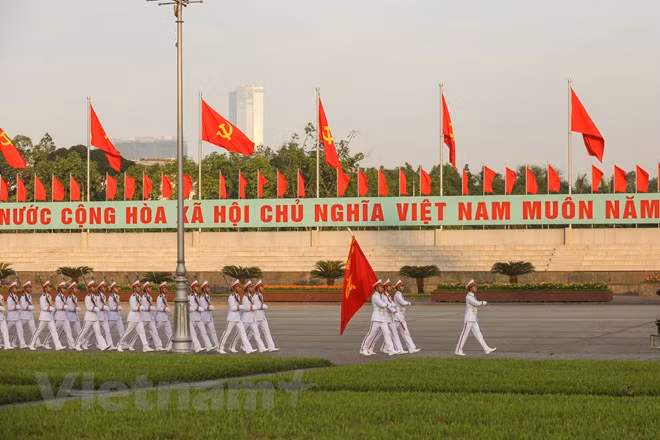 Đúng 6 giờ sáng, cùng với giai điệu bài hát 'Tiến bước dưới quân kỳ' vang lên, cán bộ, chiến sỹ thuộc Bộ tư lệnh bảo vệ Lăng Chủ tịch Hồ Chí Minh hùng dũng tiến bước ra Quảng trường Ba Đình lịch sử để thực hiện nghi lễ chào cờ hằng ngày trước Lăng Bác.