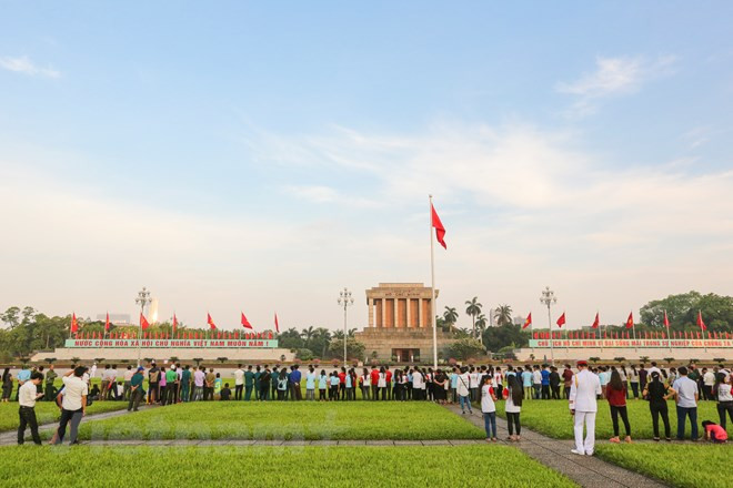 Trong dịp kỷ niệm ngày sinh của Chủ tịch Hồ Chí Minh, không có lễ thượng cờ, hạ cờ mà thay vào đó là lễ chào cờ.