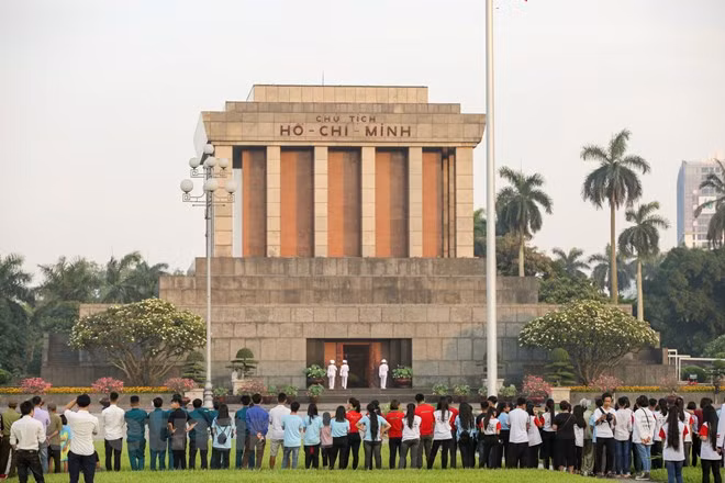 Từ sớm, nhiều người dân trên cả nước đã có mặt tại Quảng trường Ba Đình để tham dự lễ chào cờ trong ngày đặc biệt này.