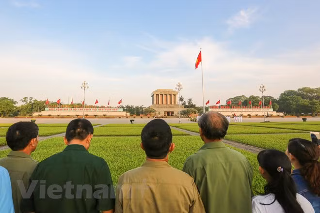 Các cựu quân nhân từ Nghệ An không khỏi nghẹn ngào, cúi mình trước Lăng Chủ tịch Hồ Chí Minh.