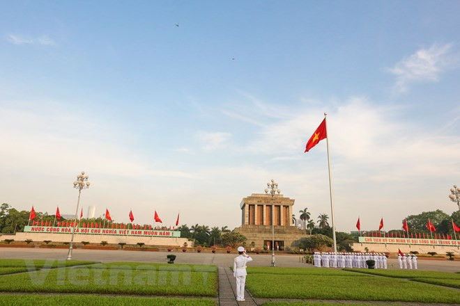 Đông đảo người dân Thủ đô và cả nước không khỏi tự hào khi tham dự lễ chào cờ tại Quảng trường Ba Đình, nơi có Chủ tịch Hồ Chí Minh yên nghỉ.