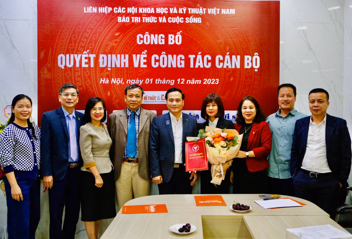 Bổ nhiệm Bà Nguyễn Thị Mai Hương giữ chức Tổng biên tập Báo Tri thức và Cuộc sống - Hình 3 Bo nhiem Ba Nguyen Thi Mai Huong giu chuc Tong bien tap Bao Tri thuc va Cuoc song-Hinh-3