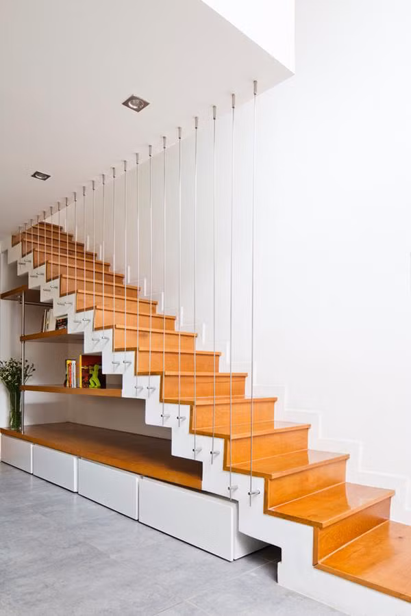 Sử dụng tông màu trắng chủ đạo giúp ngôi nhà trở nên thoáng rộng hơn rất nhiều.