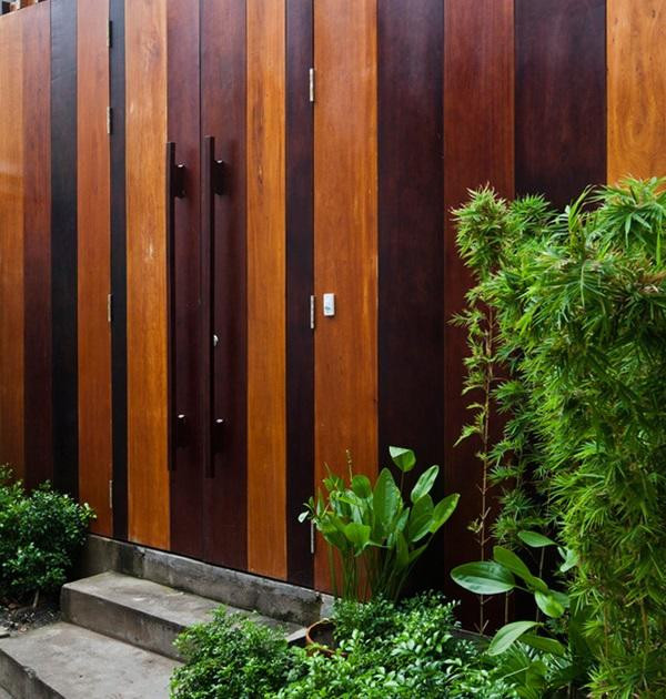 Mặt tiền của ngôi nhà được thiết kế gồm 2 lớp: lớp gỗ trang trí bên ngoài, tạo diện mạo độc đáo, nổi bật...