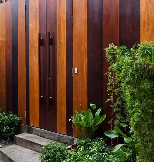 Mặt tiền của ngôi nhà được thiết kế gồm 2 lớp: lớp gỗ trang trí bên ngoài, tạo diện mạo độc đáo, nổi bật...