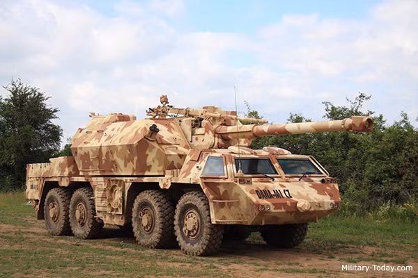 Đứng thứ 9 là khẩu DANA M1 CZ của Cộng hòa Czech, trang bị từ năm 2011. Khẩu này sử dụng pháo 152mm chuẩn Liên Xô, đạt tầm bắn 18,7-25,5km tùy loại đạn, tốc độ bắn khoảng 5 phát/phút, cơ số đạn lên đến 52 viên. Nguồn ảnh: Military-Today