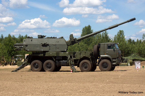 Trong tương lai không xa, nước Nga có thể sẽ chiếm vị trí cao hơn trong thế giới pháo tự hành bánh lốp với siêu phẩm 2S35-1 Koalitsiya-SV KSh đang được phát triển. Khẩu siêu pháo đặt trên khung gầm bánh lốp KamAZ-6560 hứa hẹn sẽ đánh bại mọi khẩu pháo trên thế giới với khẩu 152mm đạt tầm bắn 30-70km tùy loại đạn, dự trữ đạn lên tới 60-70 viên, tốc độ bắn đạt 8 phát/phút với hệ thống nạp đạn hoàn toàn tự động. Nguồn ảnh: Military-Today